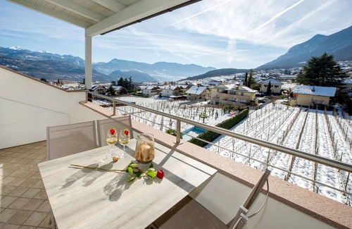 Caldaro Sulla Strada del Vino Apartment | Modern Apartment "App. Gewürztraminer" with Mountain View and shared pool