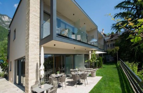 Caldaro Sulla Strada del Vino Apartment | Modern Apartment "App. Gewürztraminer" with Mountain View and shared pool