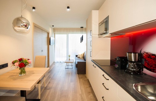 Caldaro Sulla Strada del Vino Apartment | Modern Apartment "App. Merlot" with Mountain View, Wi-Fi, Pool & Sauna