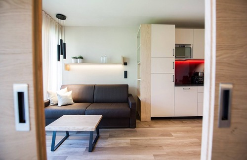 Caldaro Sulla Strada del Vino Apartment | Modern Apartment "App. Merlot" with Mountain View, Wi-Fi, Pool & Sauna