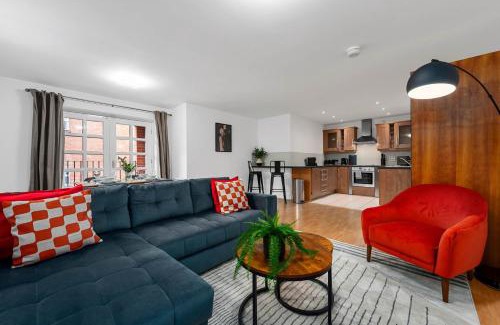 Trafford Apartment | Modern Apartment, Free Parking by City SuperHost