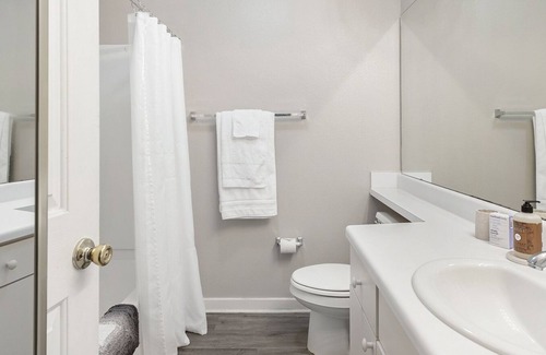 Pearl River Apartment | Modern Apartment in Prime Location (ID3897X65)