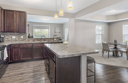 Sunbury Apartment | Modern Apartment in Prime Location (ID9540X31)