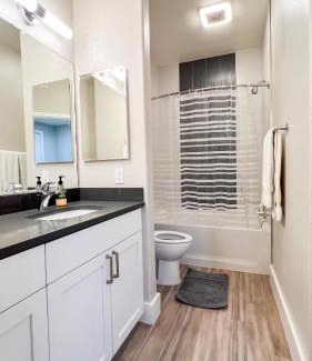 La Brea Hotel | Modern Apartment in Trendy Area