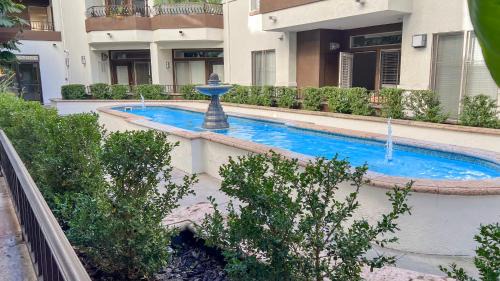 La Brea Hotel | Modern Apartment in Trendy Area