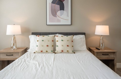 West Ashley Apartment | Modern Apartment in Prime Location (ID8477X75)