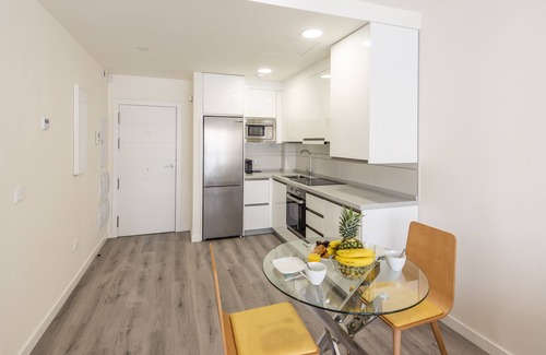 R.E.N.F.E. Apartment | Modern Apartment Next to Train/bus Station