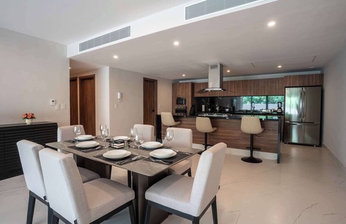 Zona Hotelera Apartment | Modern Apartment with Marina & Beach Access