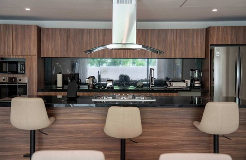 Zona Hotelera Apartment | Modern Apartment with Marina & Beach Access