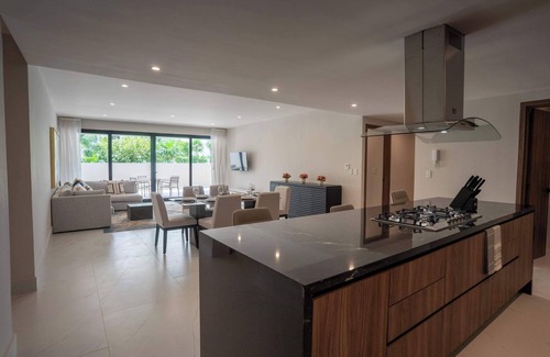 Zona Hotelera Apartment | Modern Apartment with Marina & Beach Access