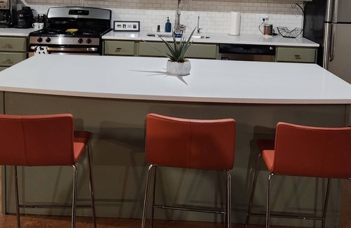 Wadsworth Apartment | Modern Apt close to Six Flags, Bristol Renaissance Fair & Great Lakes Naval base