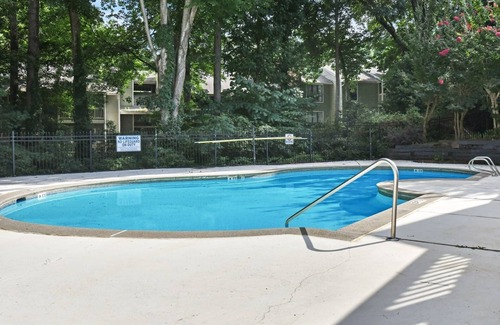 Acworth Apartment | Modern Apt Near Lake Allatoona and KSU