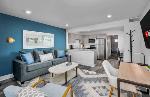 Forest Park Apartment | Modern Apt w/Skyline Views + Parking