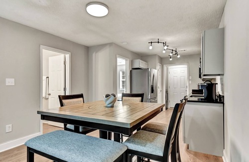 Athens House | Modern Athens Escape 4/br 3/ba 6 miles to University of Georgia and downtown