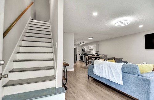 Athens House | Modern Athens Escape 4/br 3/ba 6 miles to University of Georgia and downtown