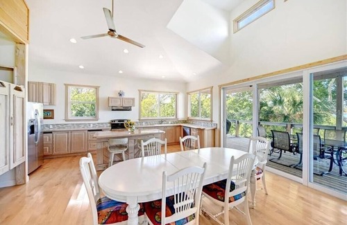 Longbeach Village House | Modern Bayfront Retreat with boat dock and short walk to Beach