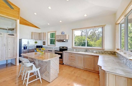 Longbeach Village House | Modern Bayfront Retreat with boat dock and short walk to Beach