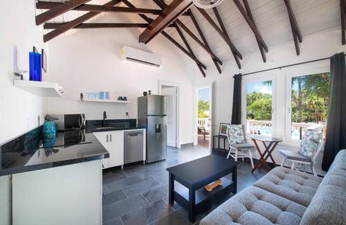 Roatan Cottage | Modern Beachfront Home - Steps from the Sea w/Patio, Shared Pool & Dock