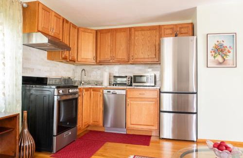 West Roxbury Apartment | Modern Beautiful Apartment-5 Beds-Full Kitchen-Parking-Super Clean-Great for Groups