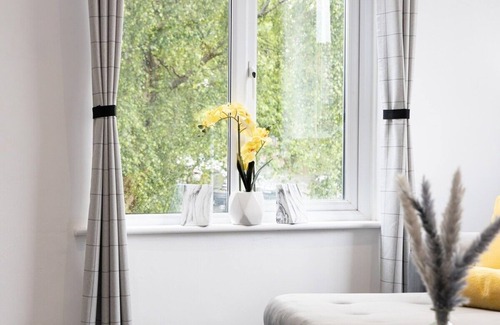 Bolton Apartment | Modern Bolton Retreat - Stylish Comfort - Flat A