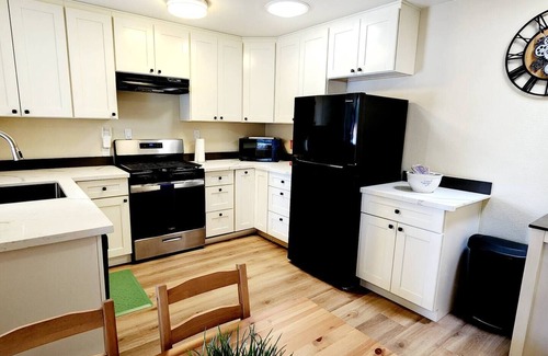 The Villas Apartment | Modern & Bright 2BR Santana Row | Silicon Valley Stay