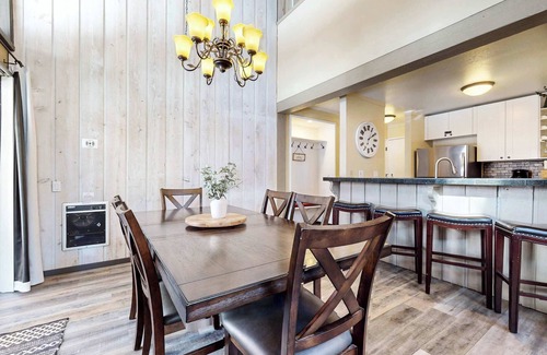 Mammoth Lakes Condo | Modern Cabin for 8, Near Slopes + Canyon Lodge!