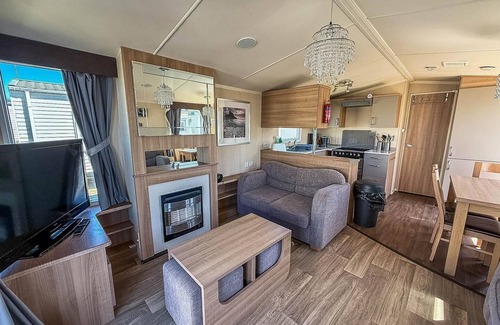 Great Yarmouth House | Modern caravan with decking near Scratby Beach ref 50007E