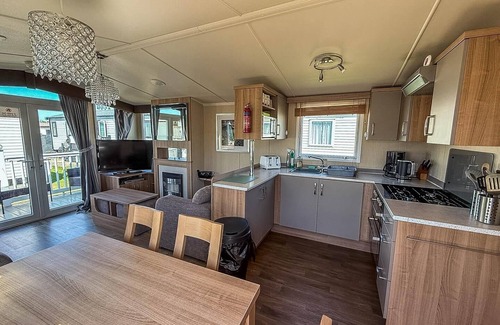 Great Yarmouth House | Modern caravan with decking near Scratby Beach ref 50007E