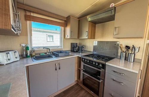 Great Yarmouth House | Modern caravan with decking near Scratby Beach ref 50007E
