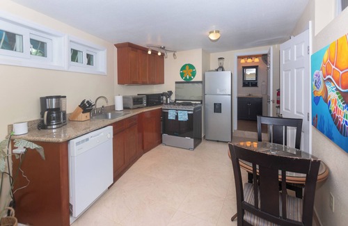 Antoneys Cay House | Modern Casita with Dock and pool steps from the beach With great Snorkeling