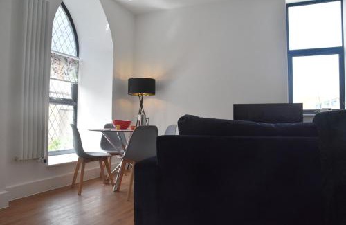 Colwyn Bay Apartment | Modern Chapel Stay at Trinity