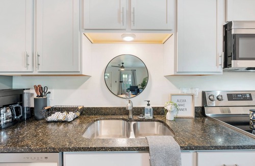 Benton House | Modern Charming 3BR/2BA Home. Walking distance to Downtown Benton & Tyndall Park