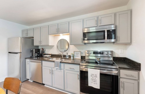 Benton House | Modern Charming 3BR/2BA Home. Walking distance to Downtown Benton & Tyndall Park