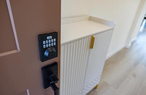 Folsom House | Modern Charming 4BR Home, Family Friendly, Office Space, Fast WiFi, Free Parking