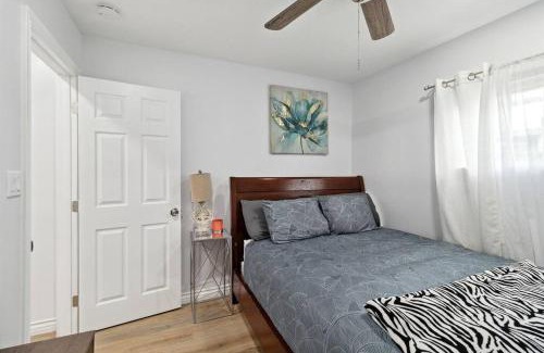 Palmdale House | Modern City Ranch 3 bdrm Family Home Access by Dirt Road