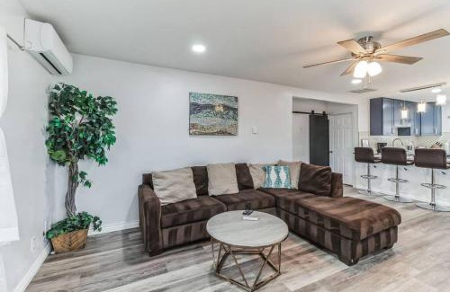 Palmdale House | Modern City Ranch 3 bdrm Family Home Access by Dirt Road