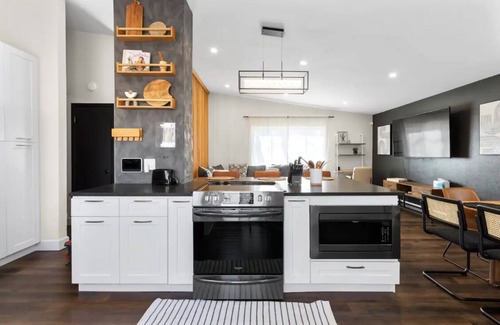 Arvada House | Modern Close to Denver 4bdr Home-Great for groups