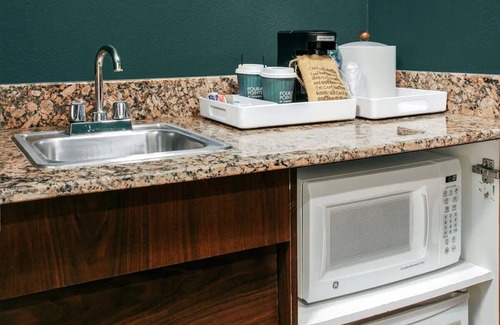 Dania Beach Hotel | Modern Comfort: 4 Units. Onsite Pool. Parking. Short Drive to Port Everglades!