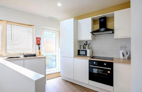 Margam House | Modern Comforts – 4 Bedroom Home for Work & Play