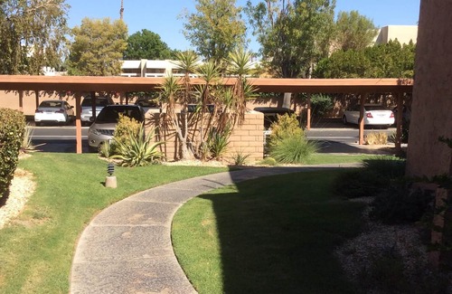 Warm Sands Condo | Modern Comfy 2 BR 2 BA Ground Floor Condo Steps to Downtown PS