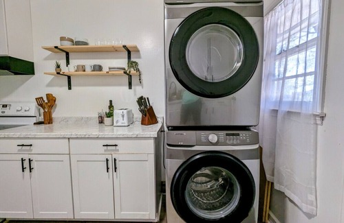 Wade Hampton House | Modern, Cozy 2bd Home, walk to Starbucks