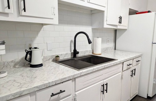 Wade Hampton House | Modern, Cozy 2bd Home, walk to Starbucks