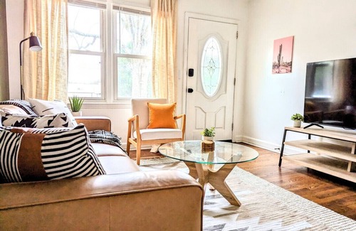 Wade Hampton House | Modern, Cozy 2bd Home, walk to Starbucks