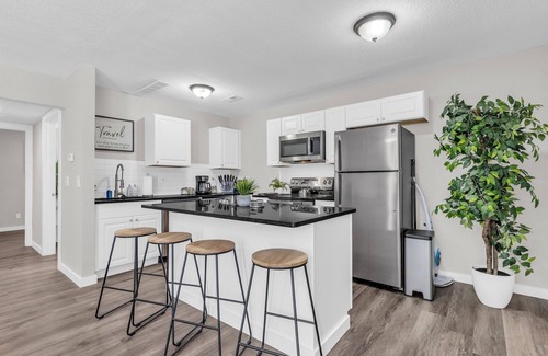 Lawrence Apartment | Modern & Cozy 2BR Home - Queen Beds + Workspace + Parking + WiFi Perfect stay!