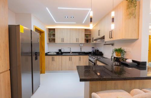 Punal Apartment | Modern 3BR! 9FL, King Bed! STI with Pool! Fast wifi!