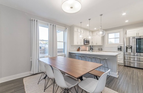 Southtown House | Modern Downtown retreat, walk to the Convention Center & Riverwalk