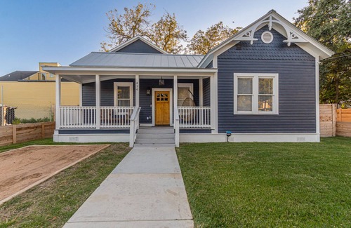 Southtown House | Modern Downtown retreat, walk to the Convention Center & Riverwalk