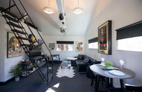 Cascade House | Modern Entertainment Getaway Off Sacramento River!