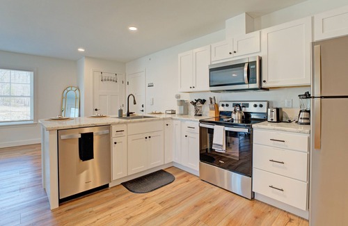 Auburn Apartment | Modern Escape in Central Auburn Only 3miles to Bates College - 1BD, 1BA