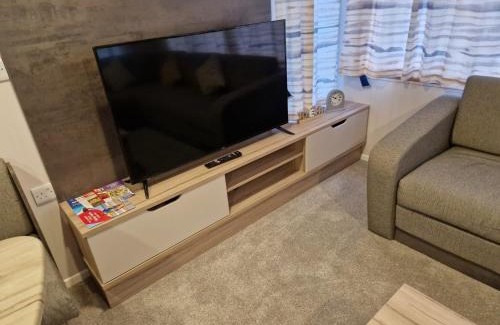 Clacton-on-Sea Resort | Modern Family Caravan with WiFi at Valley Farm, Clacton-on-Sea